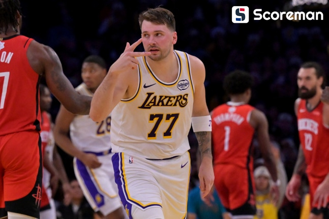 “크리스마스에 아멘!” 휴스턴, 아멘 톰슨 앞세워 레이커스 119-96 격파